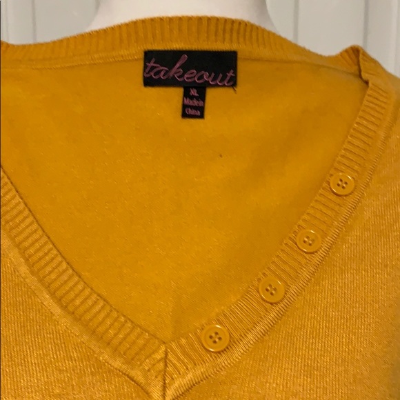 V neck gold sweater with quarter length sleeves - Picture 6 of 6